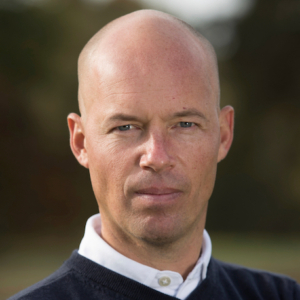 EINDHOVEN - Golfprofessional Rob Mouwen . putten. COPYRIGHT KOEN SUYK